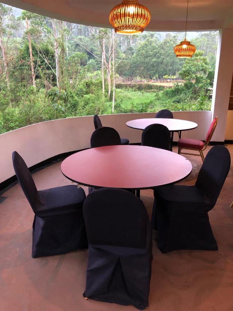White House Riverside Retreat Nallathanniya Bagian luar foto