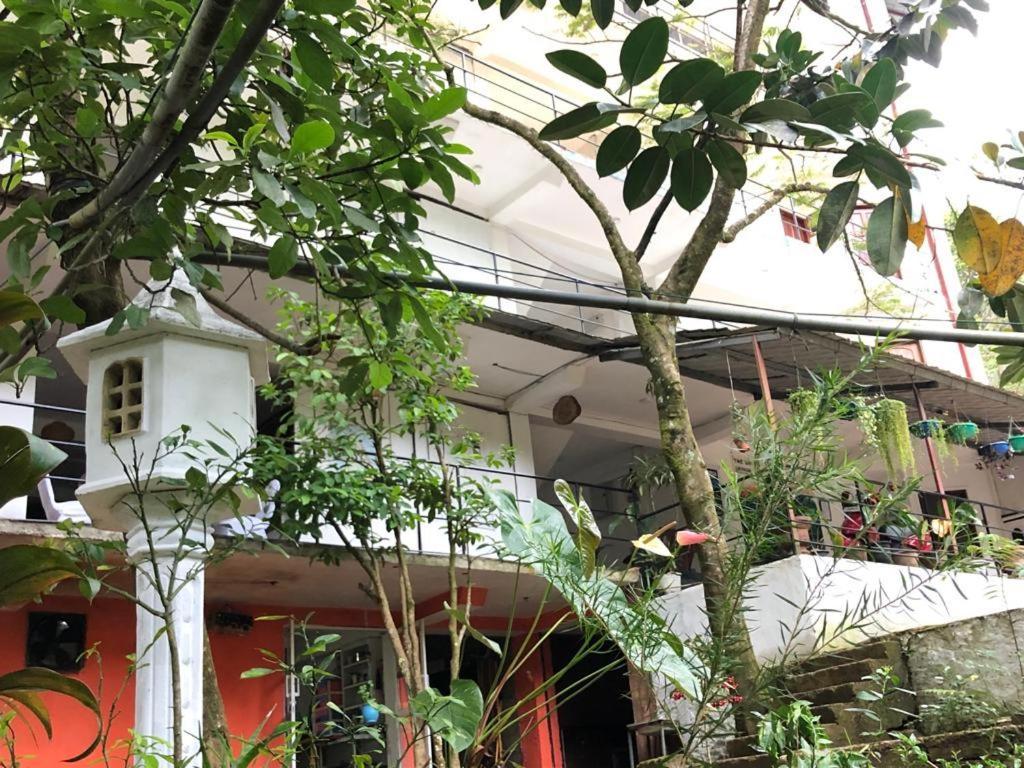 White House Riverside Retreat Nallathanniya Bagian luar foto