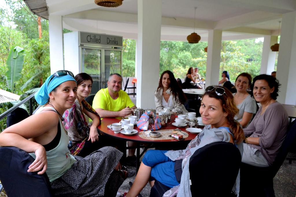White House Riverside Retreat Nallathanniya Bagian luar foto